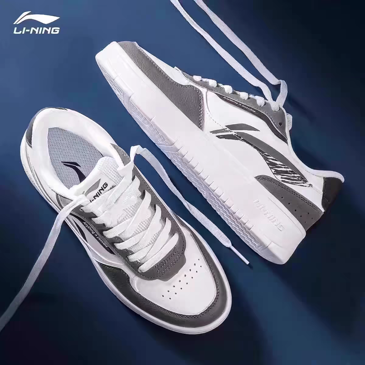 Li Ning's shoes are a pair of sneakers and white shoes