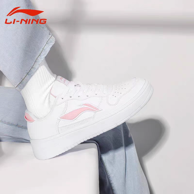 Li Ning's shoes are a pair of sneakers and white shoes