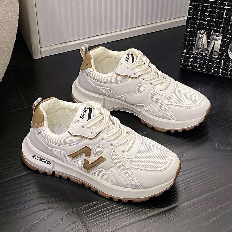 A hot snowy sneaker in the fall 2024 with a new set of scooter-free scooter shoes