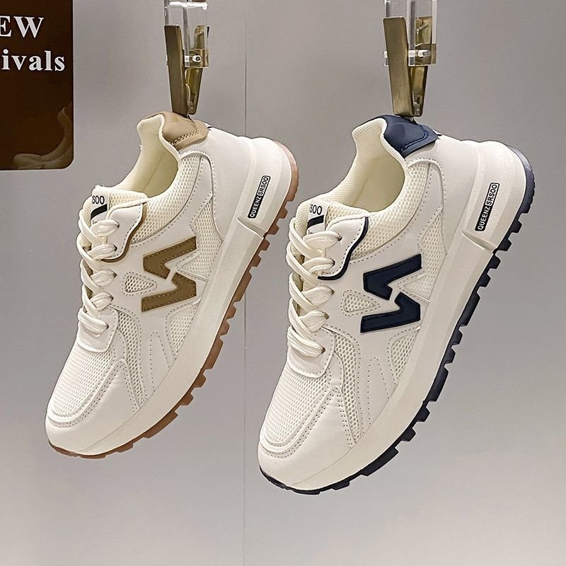 A hot snowy sneaker in the fall 2024 with a new set of scooter-free scooter shoes