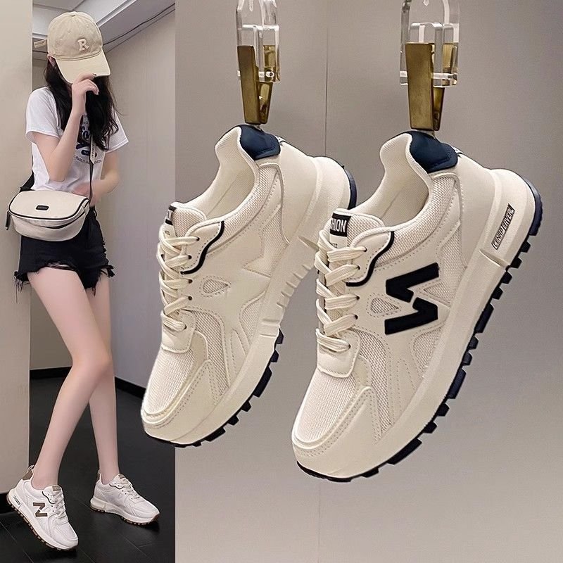 A hot snowy sneaker in the fall 2024 with a new set of scooter-free scooter shoes