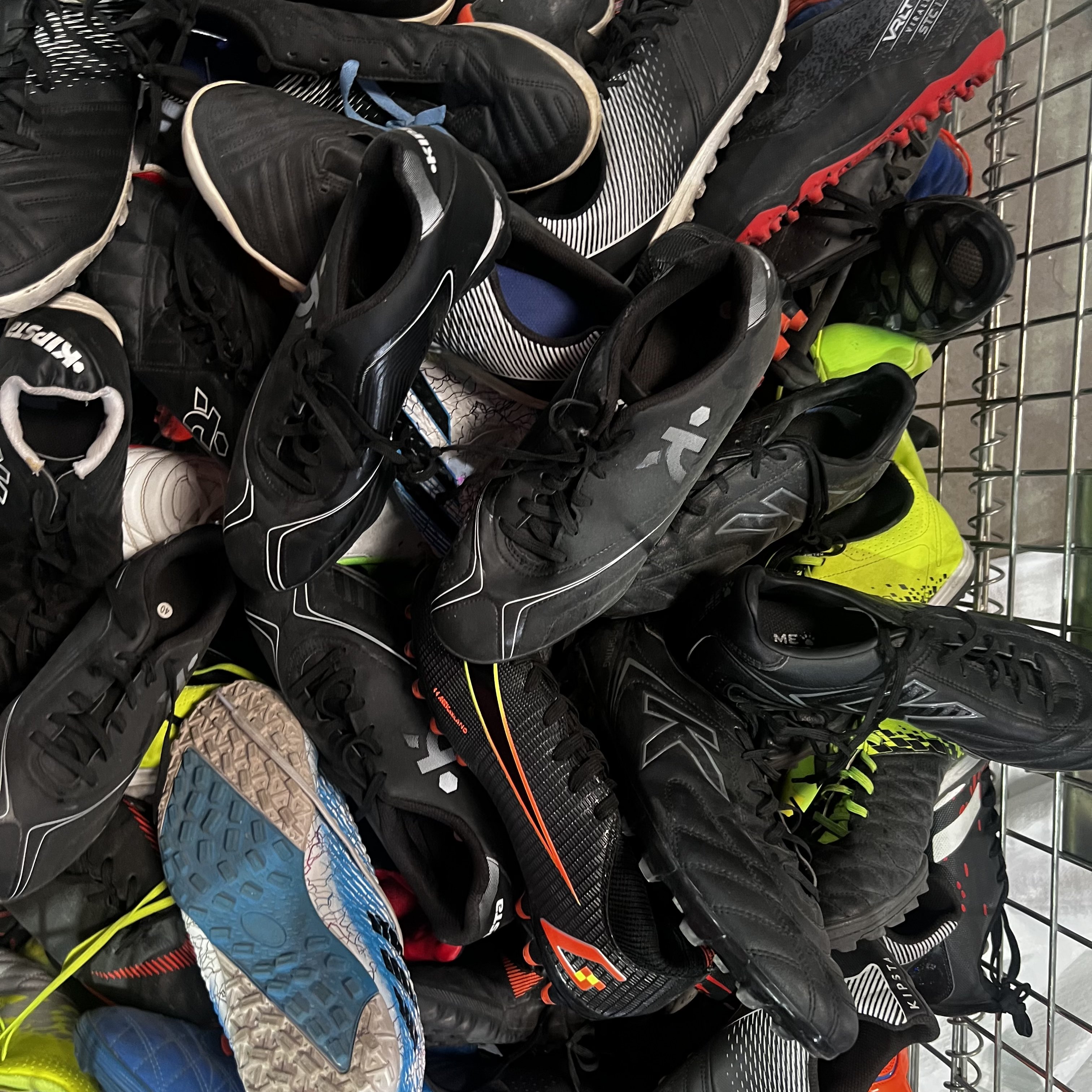 wholesale used men's soccer shoes Second hand shoes clean mix soccer used bale shoes Chinese branded