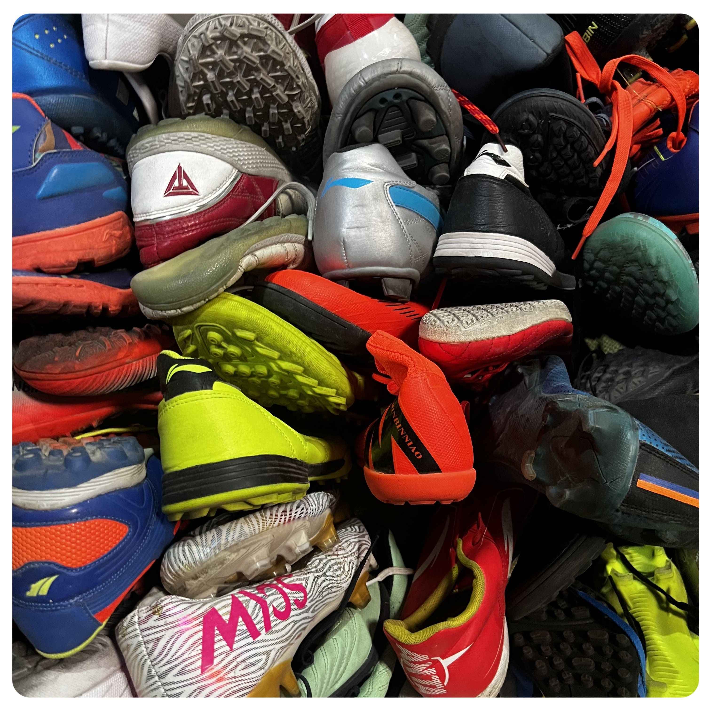wholesale used men's soccer shoes Second hand shoes clean mix soccer used bale shoes Chinese branded