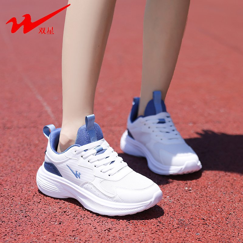 Two star-skinned sports shoes, a man in spring and autumn, a man in the sandals, and a woman in the soft bottom, jogging outdoors