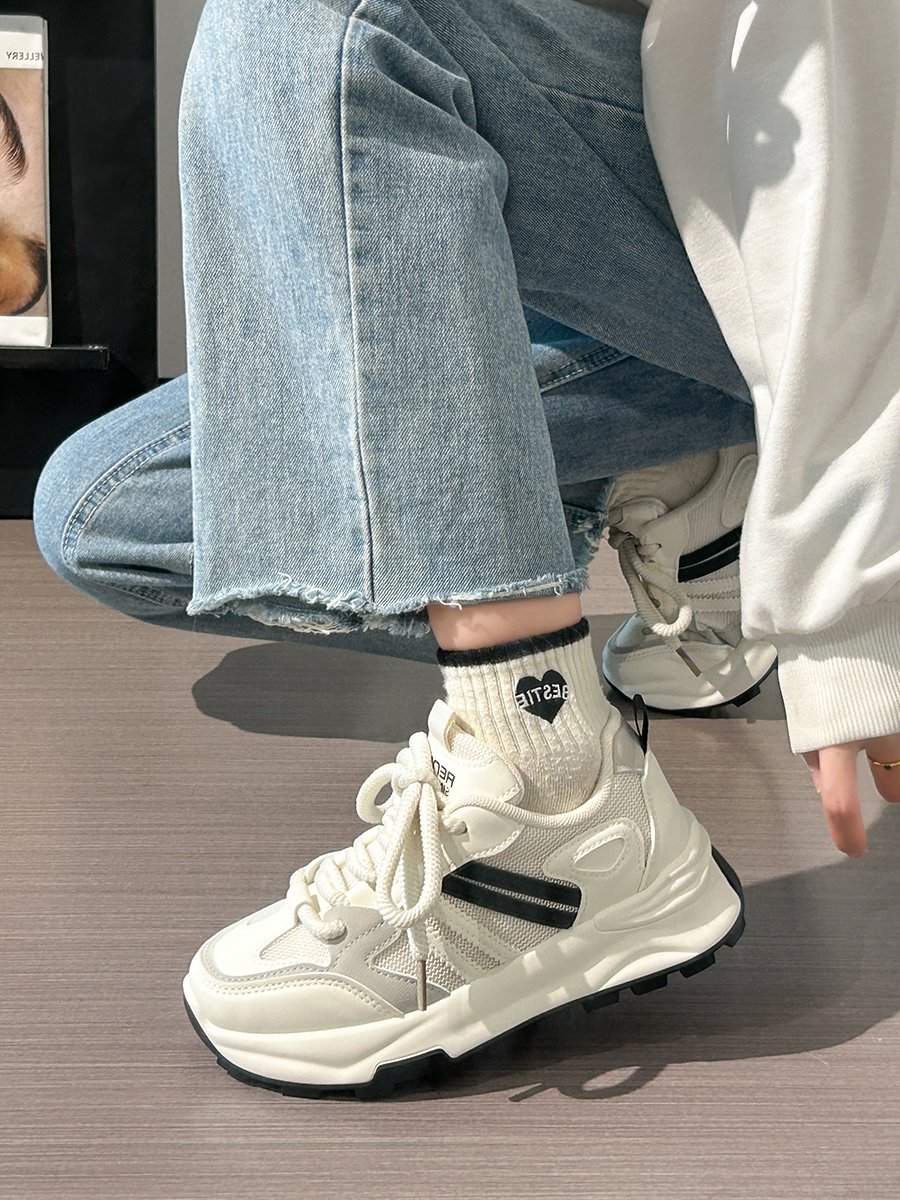 The old man's 2024's new couple's shoes are the same as the white one