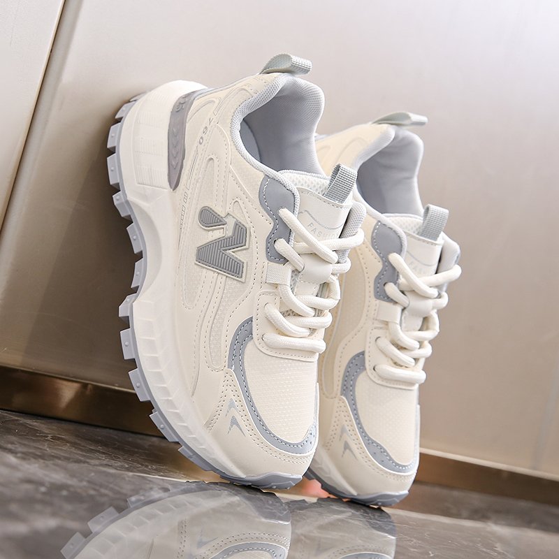 Stepping on old man's shoes and girls' 2024 Autumn Winters students are free to run their breathless shoes