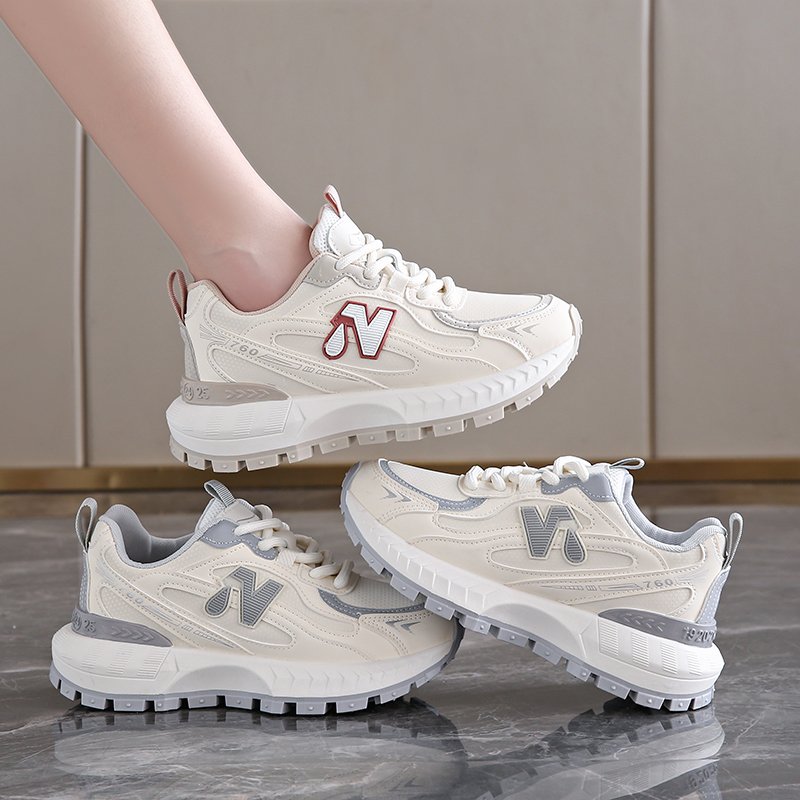 Stepping on old man's shoes and girls' 2024 Autumn Winters students are free to run their breathless shoes