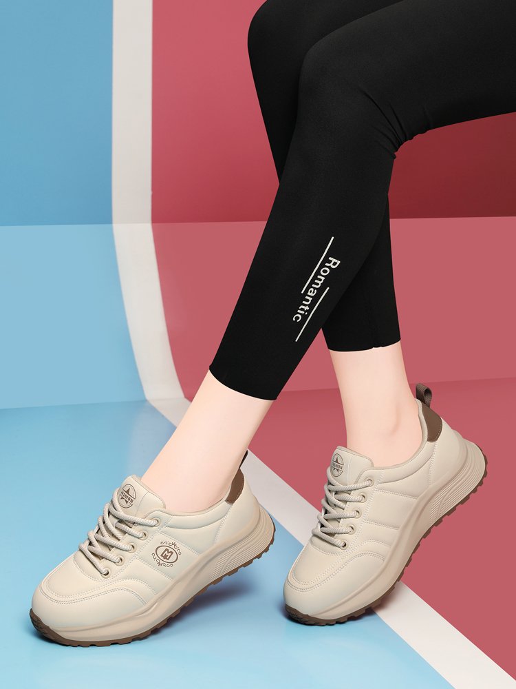 Smuggle the comforts and skins of the mother's 2024 Autumn new lady's sneakers light-smoke the girls' leisure shoes