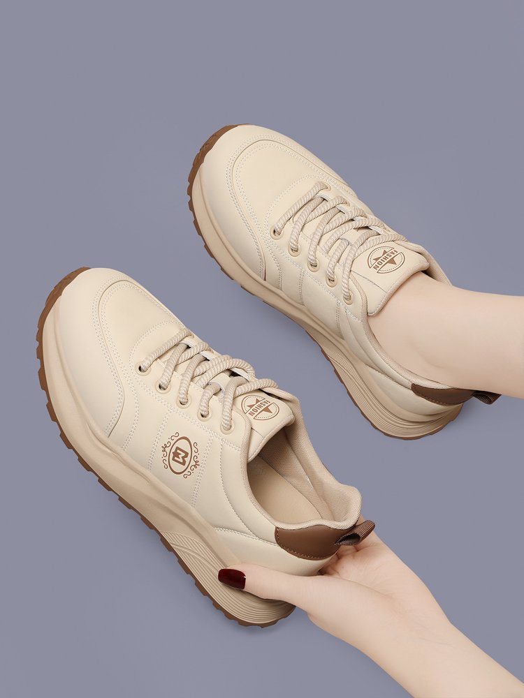 Smuggle the comforts and skins of the mother's 2024 Autumn new lady's sneakers light-smoke the girls' leisure shoes