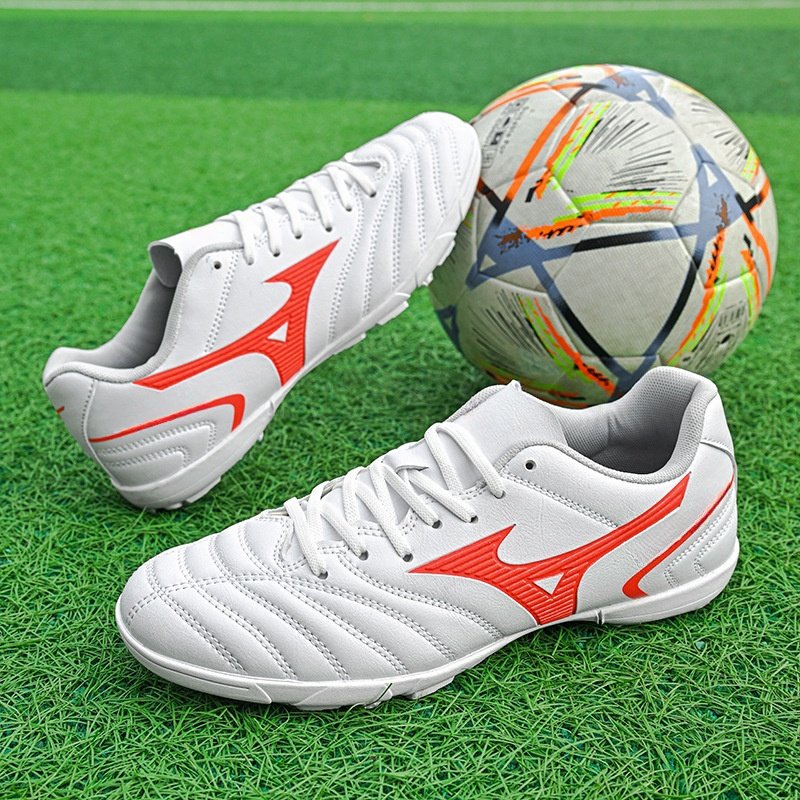 Leather professional training football shoes breathable lightweight spikes for teenagers large size wear-resistant sports shoes
