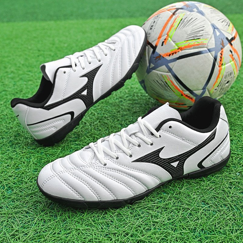 Leather professional training football shoes breathable lightweight spikes for teenagers large size wear-resistant sports shoes