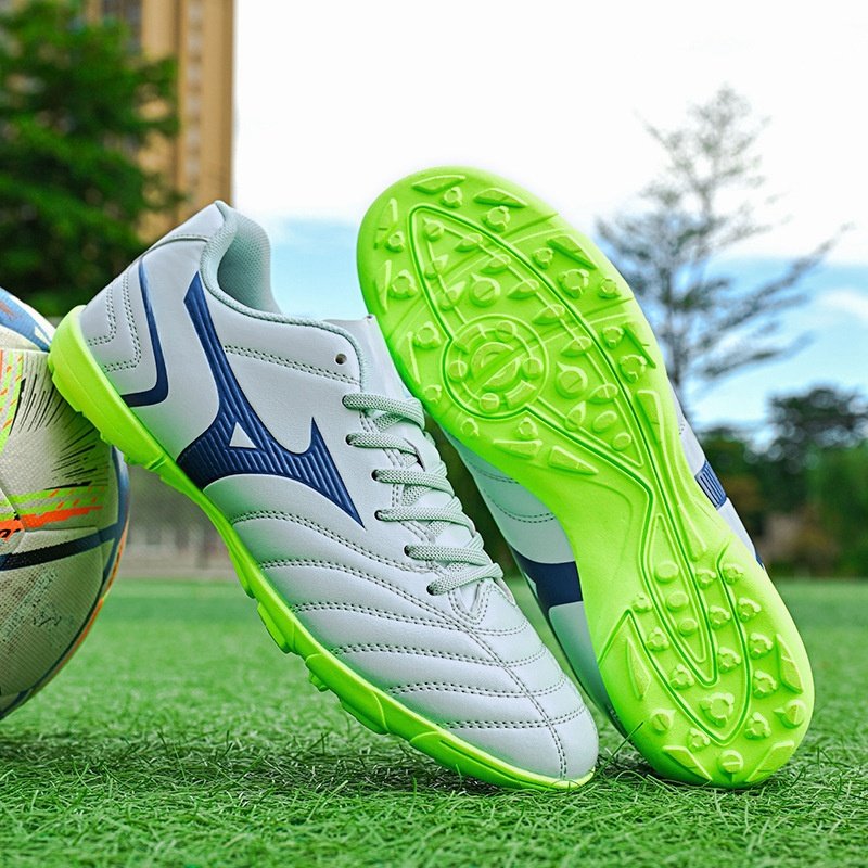 Leather professional training football shoes breathable lightweight spikes for teenagers large size wear-resistant sports shoes