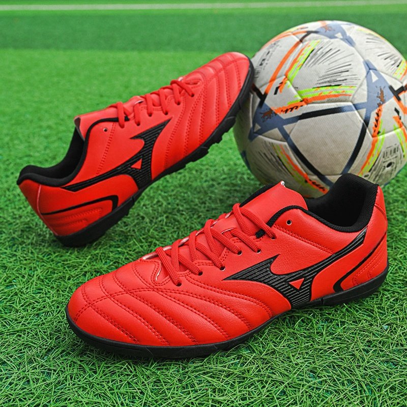 Leather professional training football shoes breathable lightweight spikes for teenagers large size wear-resistant sports shoes