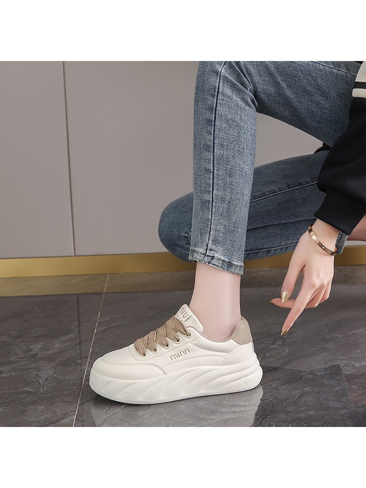 Daphne's leather-skinned, white-shoe-shoe-shoe-shoe-shoe-shoe 2024 in the fall