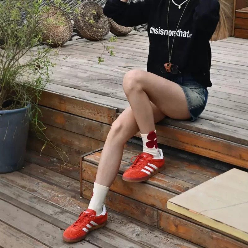 Adidas Adidas, a man's and a woman's shoe, Samba Retro-Truceous Shoes, T-head shoes