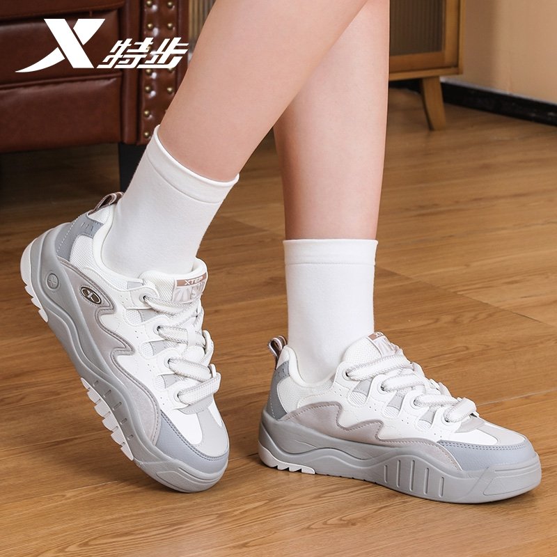 "Step girl's shoes 2024 summer air-breeding old Waffle's shoe lady is a jolly jogging sneaker."