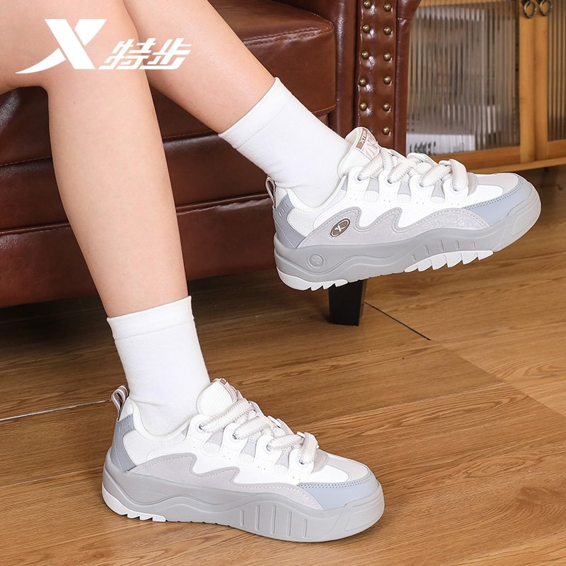 "Step girl's shoes 2024 summer air-breeding old Waffle's shoe lady is a jolly jogging sneaker."