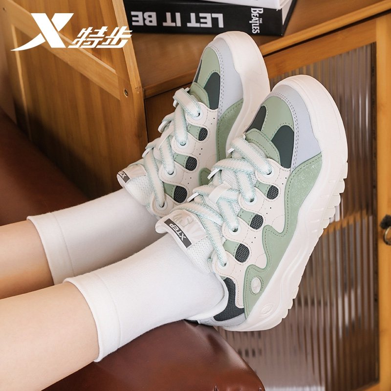 "Step girl's shoes 2024 summer air-breeding old Waffle's shoe lady is a jolly jogging sneaker."