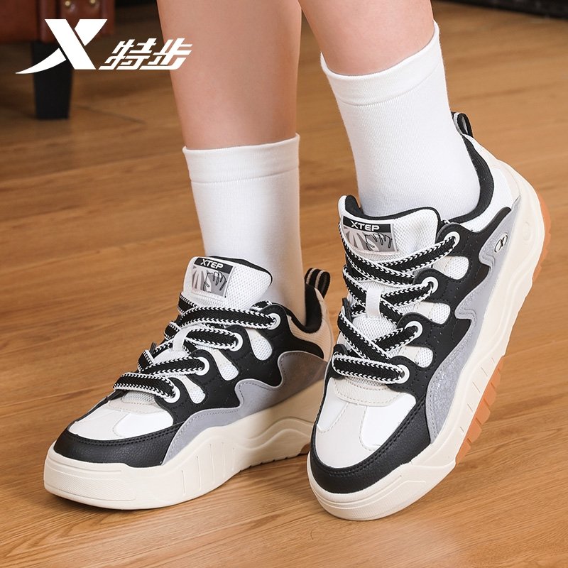 "Step girl's shoes 2024 summer air-breeding old Waffle's shoe lady is a jolly jogging sneaker."