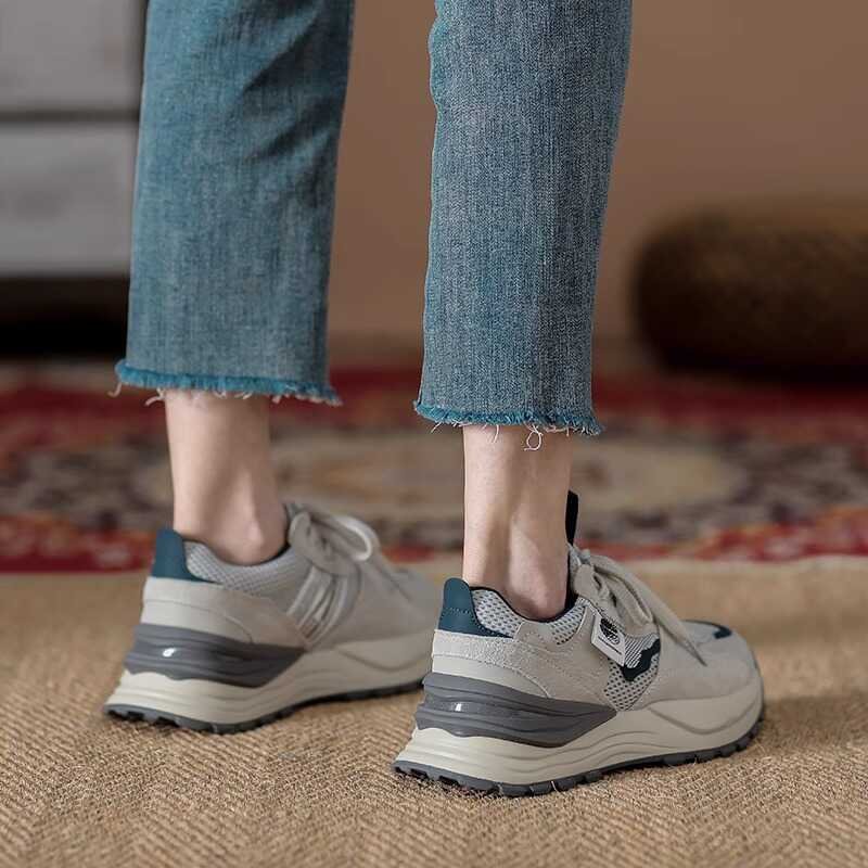 A new 2024 for a three-fried sneaker girl