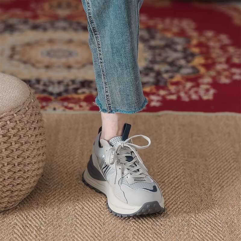 A new 2024 for a three-fried sneaker girl