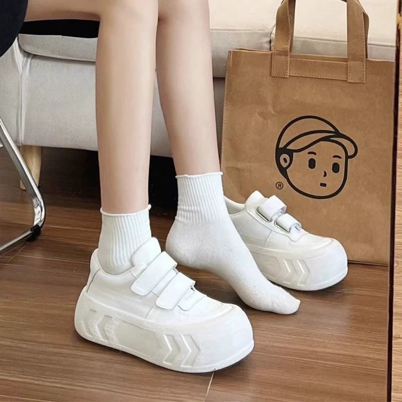 Round head, big shoe girl, 2024 summer magic and leisure shoes