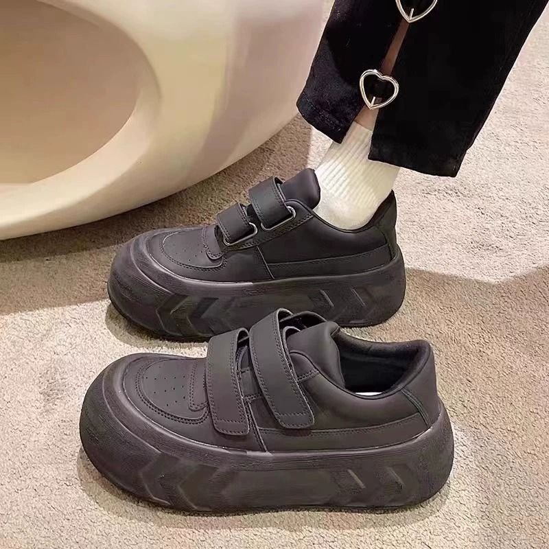 Round head, big shoe girl, 2024 summer magic and leisure shoes