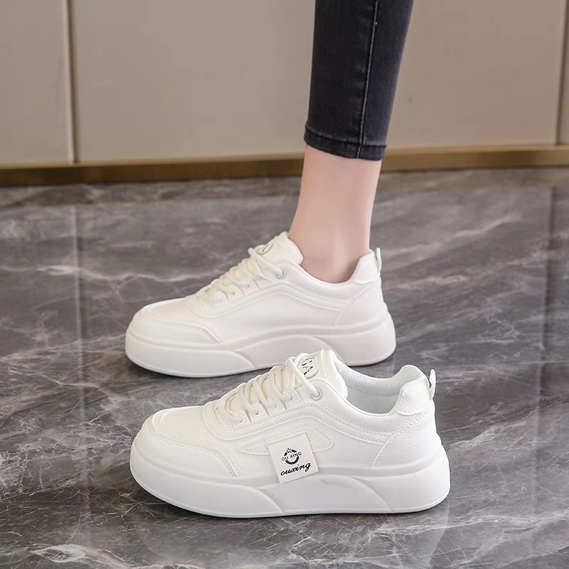 A new spring and autumn 2024 stomping on the bottom of a shoe girl's shoes