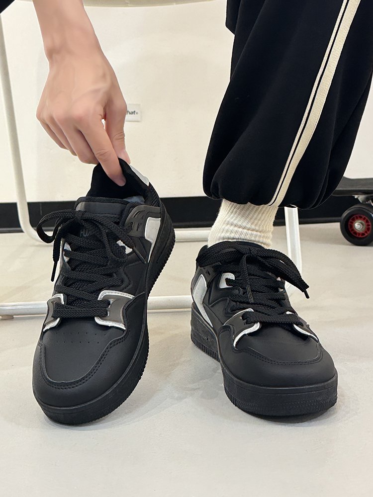 A new 2024 in Global Male Shoes with a thick base and taller shoes