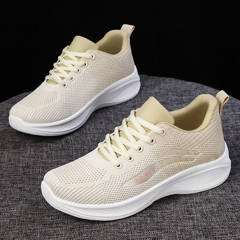 Old and middle-aged shoes, moms, sneakers, scrambling shoes