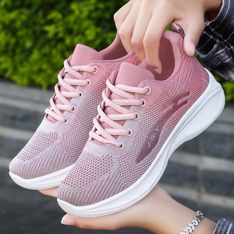 Old and middle-aged shoes, moms, sneakers, scrambling shoes