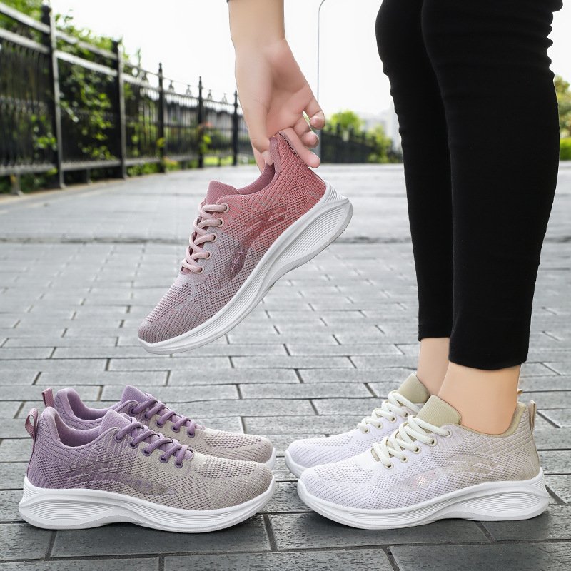 Old and middle-aged shoes, moms, sneakers, scrambling shoes