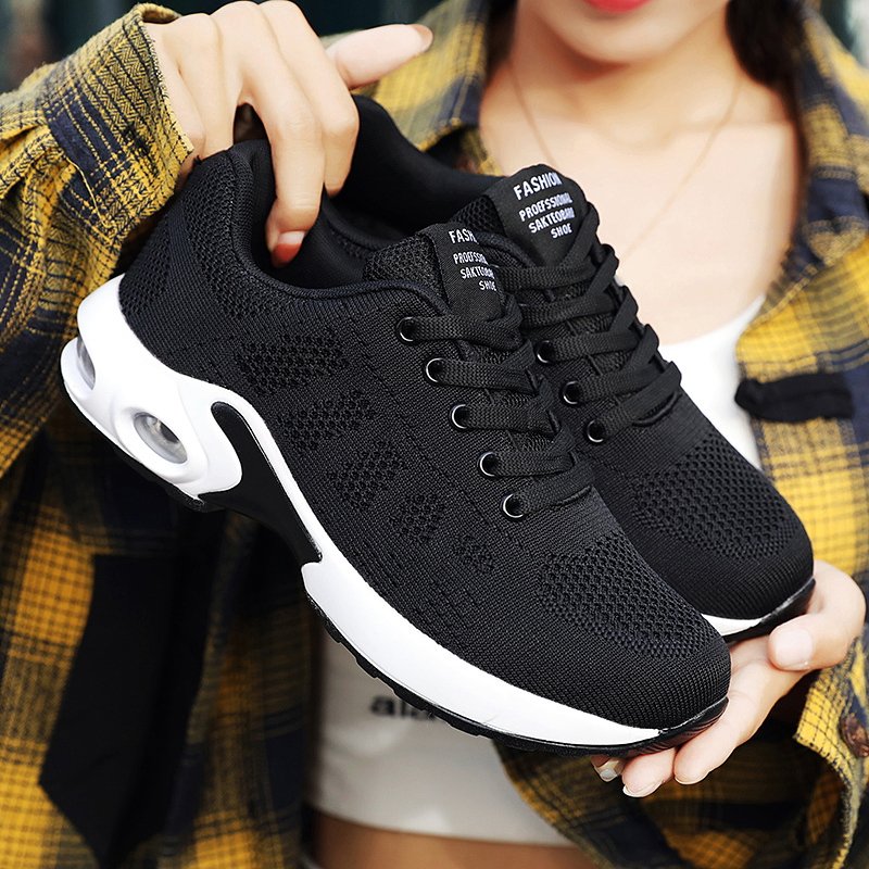 The air cushions, the sneakers, the girls' sneakers, the air-freshing net, the size of 41 women's shoes. 42 women's shoes were smooth in the spring and fall