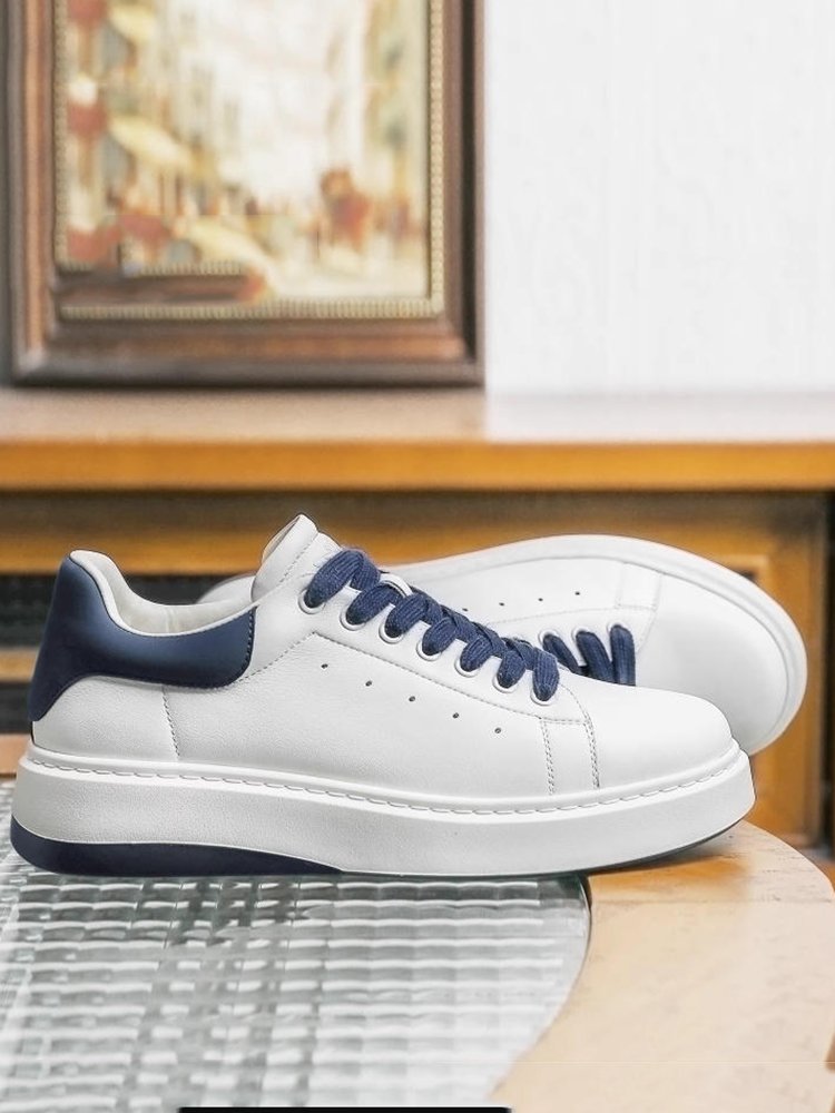 Lodmont's little white-shoe man with high-shoes and velvet-shoes