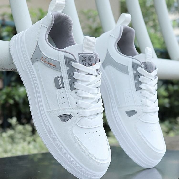 The new men's shoes in the spring, the men's shoes are so hot, they're so thick, they're so white, they're so hot