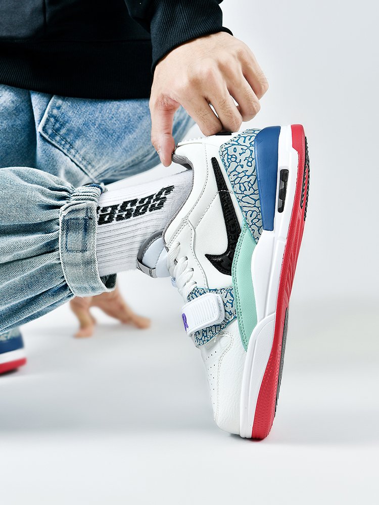 the real aj312 easter basketball shoes, the male sakurata, the lower pair of shoes, is made by a sports shoe girl