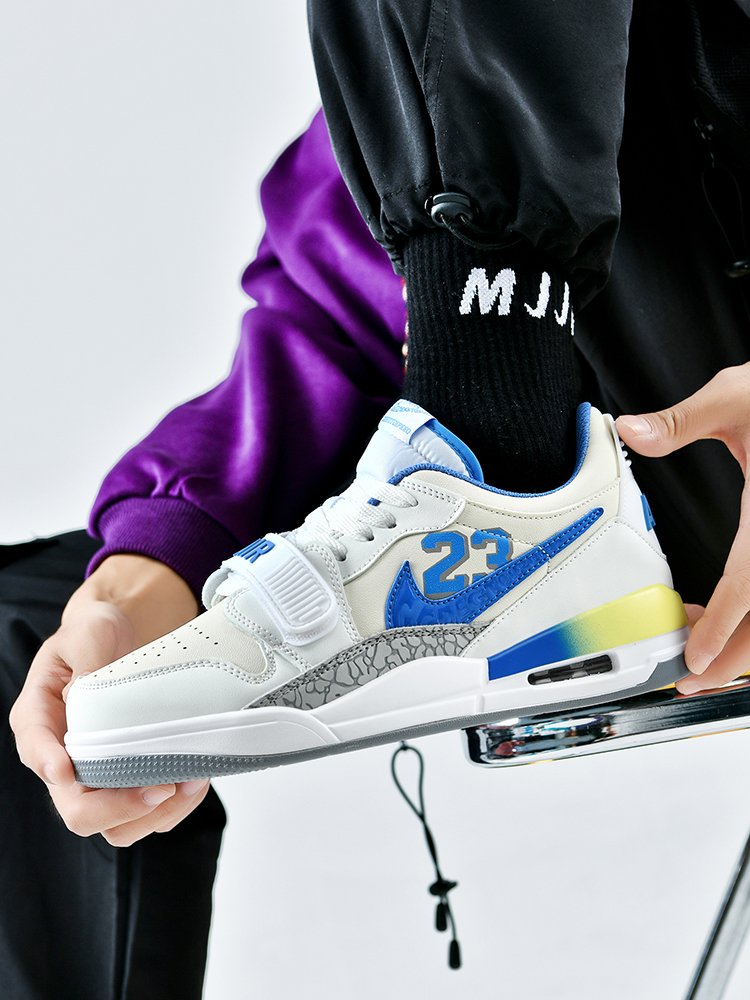 the real aj312 easter basketball shoes, the male sakurata, the lower pair of shoes, is made by a sports shoe girl