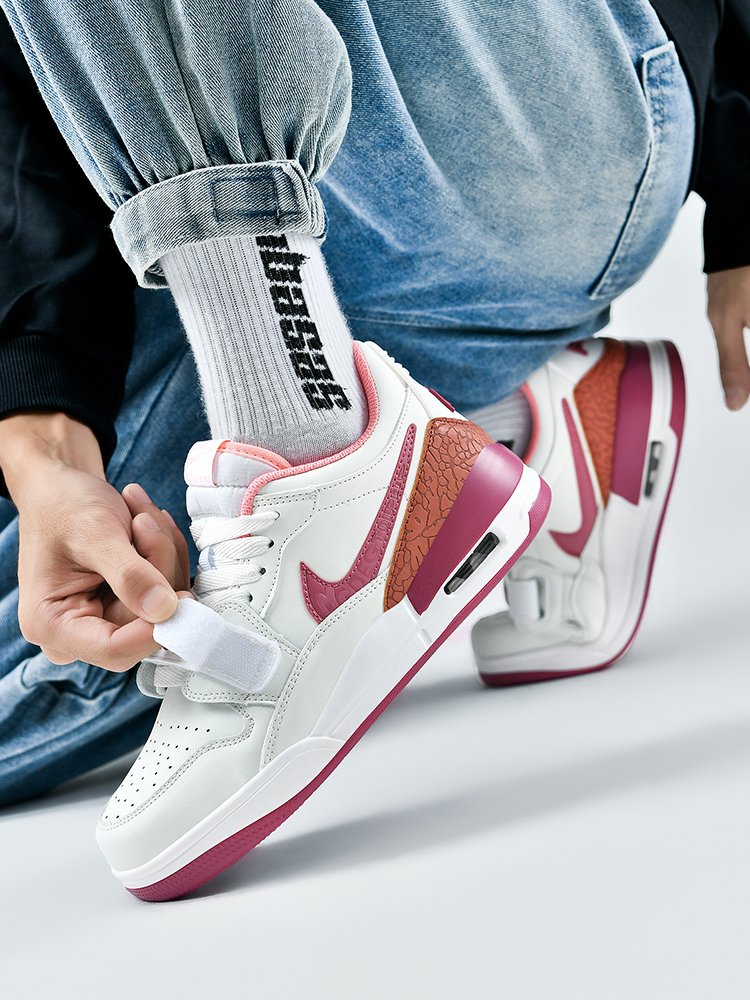 the real aj312 easter basketball shoes, the male sakurata, the lower pair of shoes, is made by a sports shoe girl