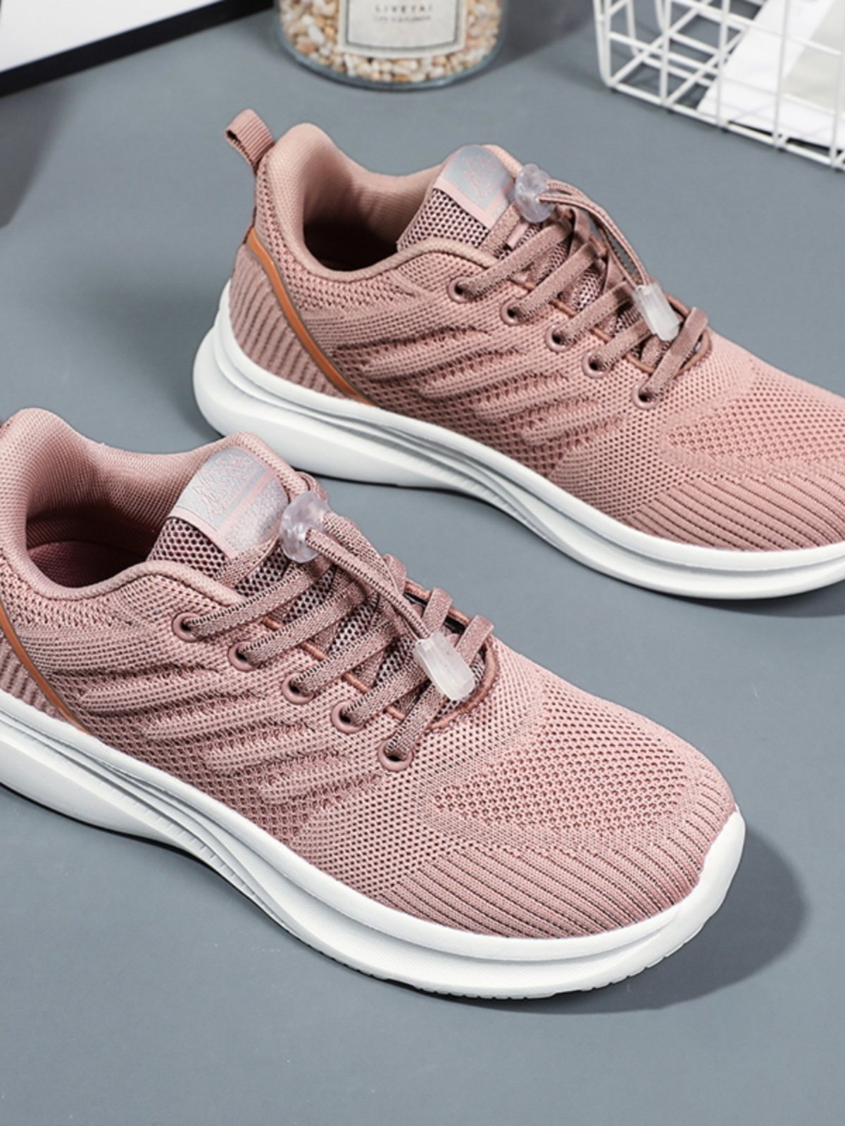 The old man's shoes, the women's Autumn Air Net, the old man's comfy soft-floored sneakers