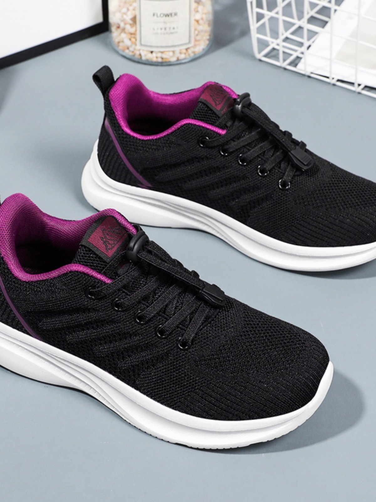 The old man's shoes, the women's Autumn Air Net, the old man's comfy soft-floored sneakers