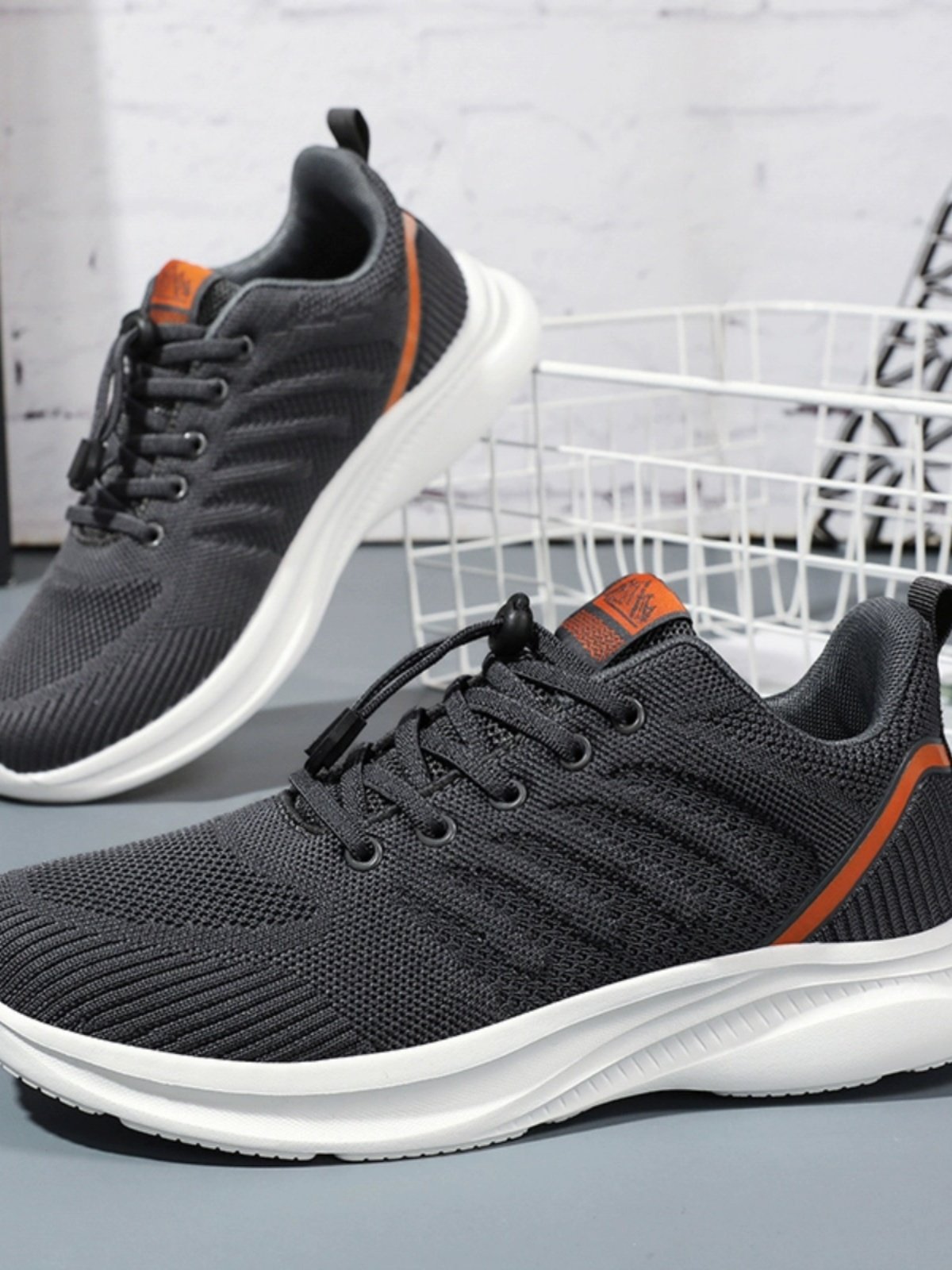 The old man's shoes, the women's Autumn Air Net, the old man's comfy soft-floored sneakers