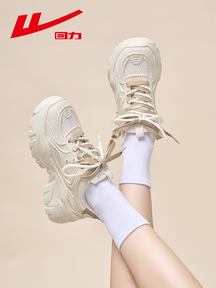 Backward old man's shoes and girls, 2024 summer, fresh air, sports and leisure