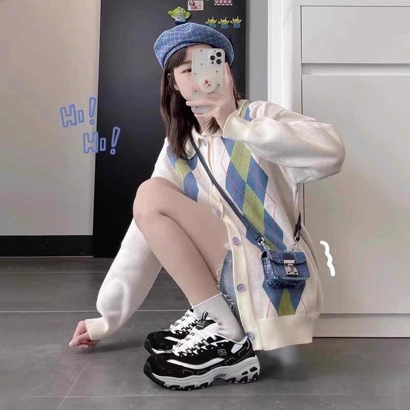 The 10th anniversary of Skechers and Cage's girls' black and white panda's shoes are so thick that they're high in their air that they're up in their spare time