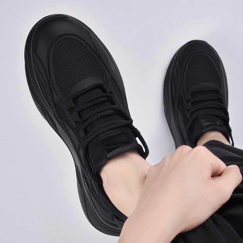 The Insenmann male sneakers are on the net with a thin base and black men are making their shoes up