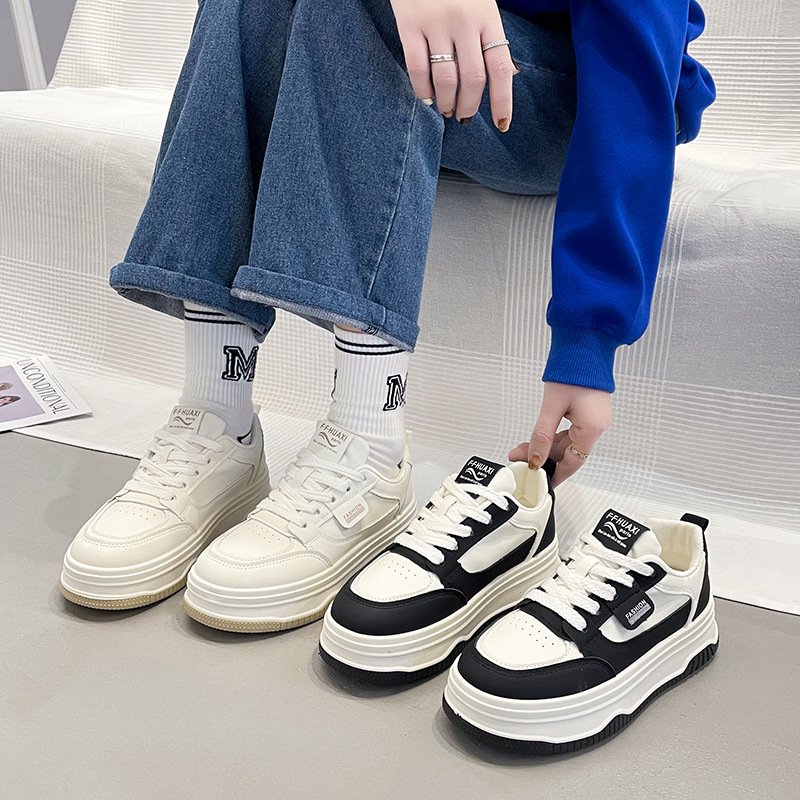 A white-shoe-skinned 2024 new Autumn student slab-shoes with small feet