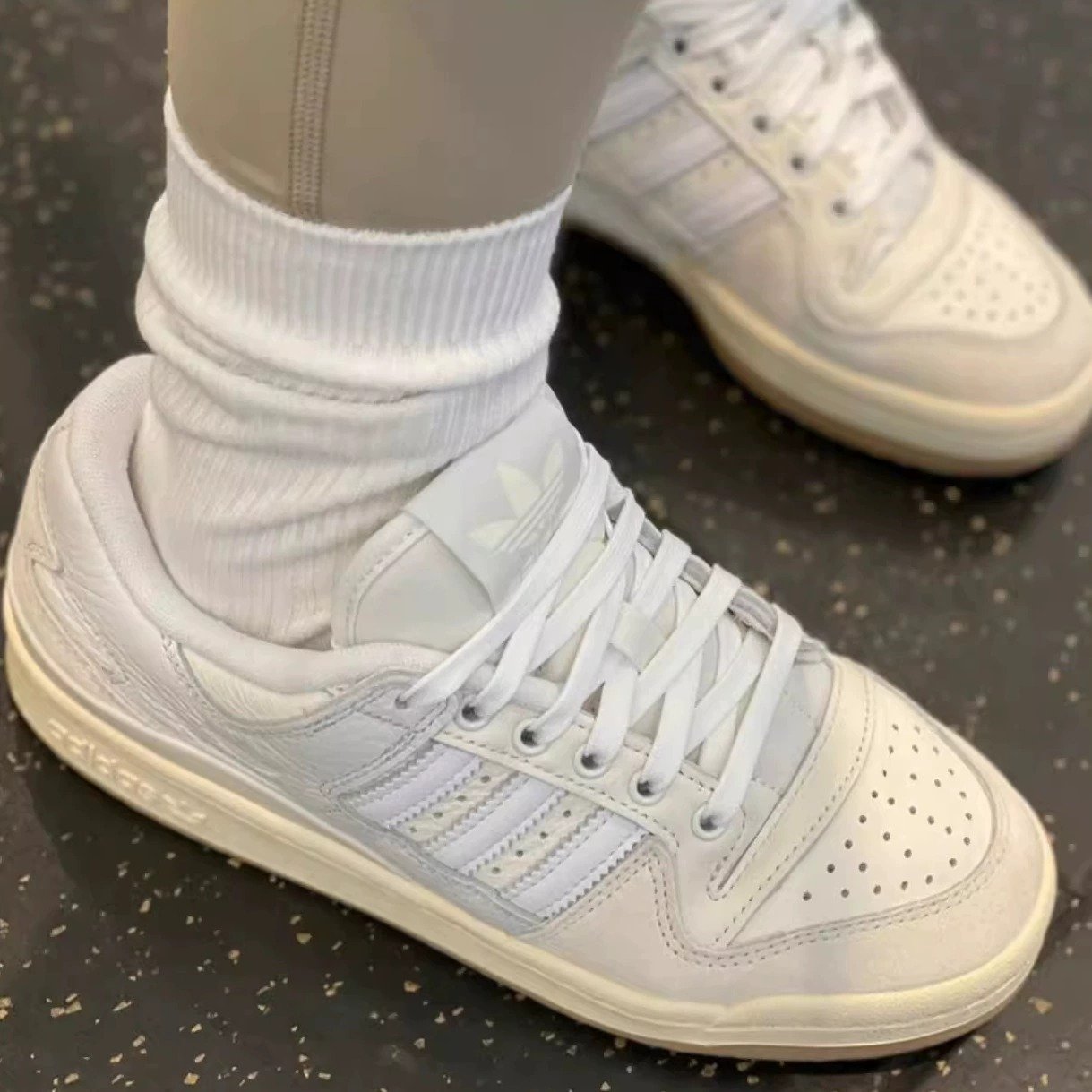 Adidas Adidas, a man's and a woman's three-leaf FORUM 84-metre white sports skater couple's leisure shoes