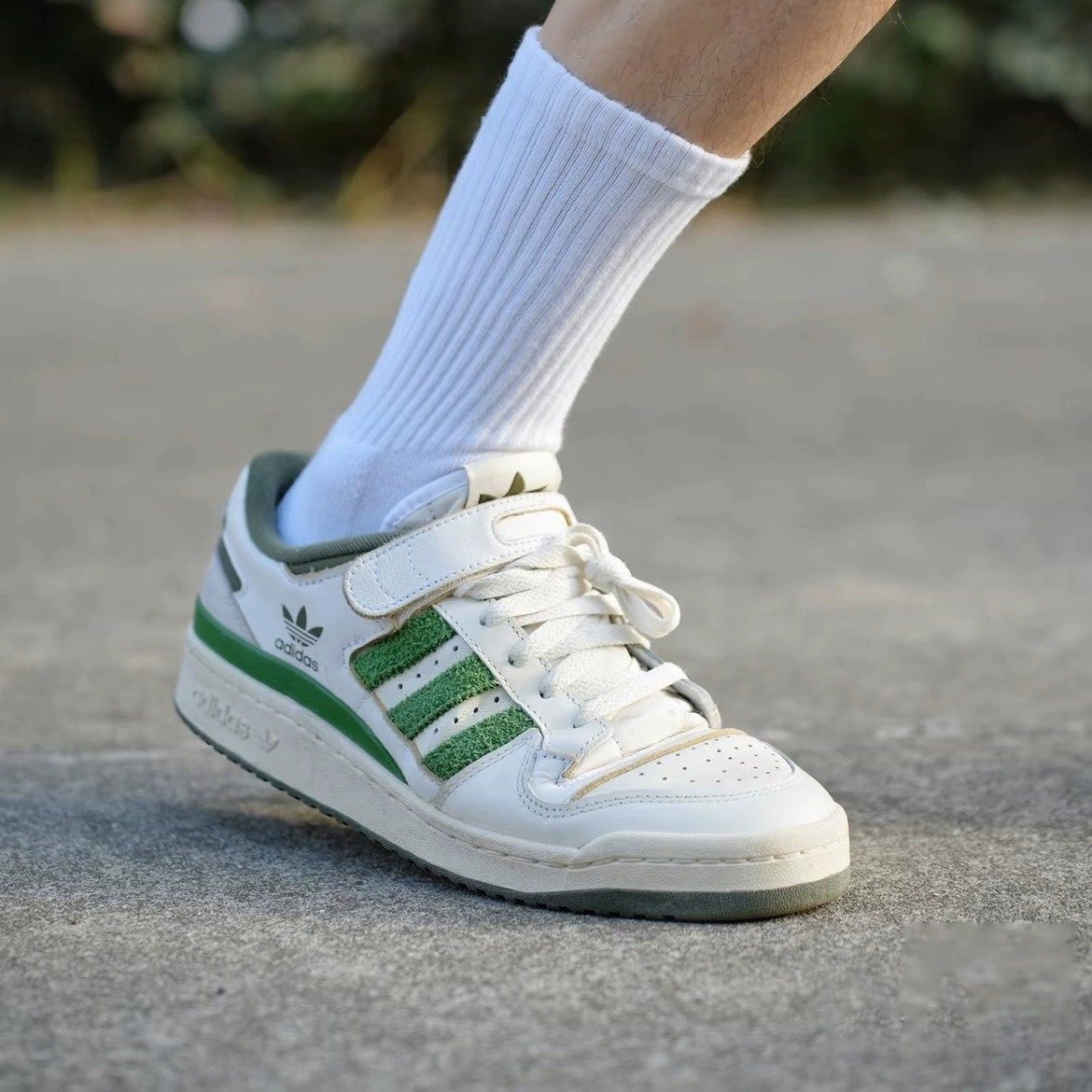 Adidas Adidas, a man's and a woman's three-leaf FORUM 84-metre white sports skater couple's leisure shoes