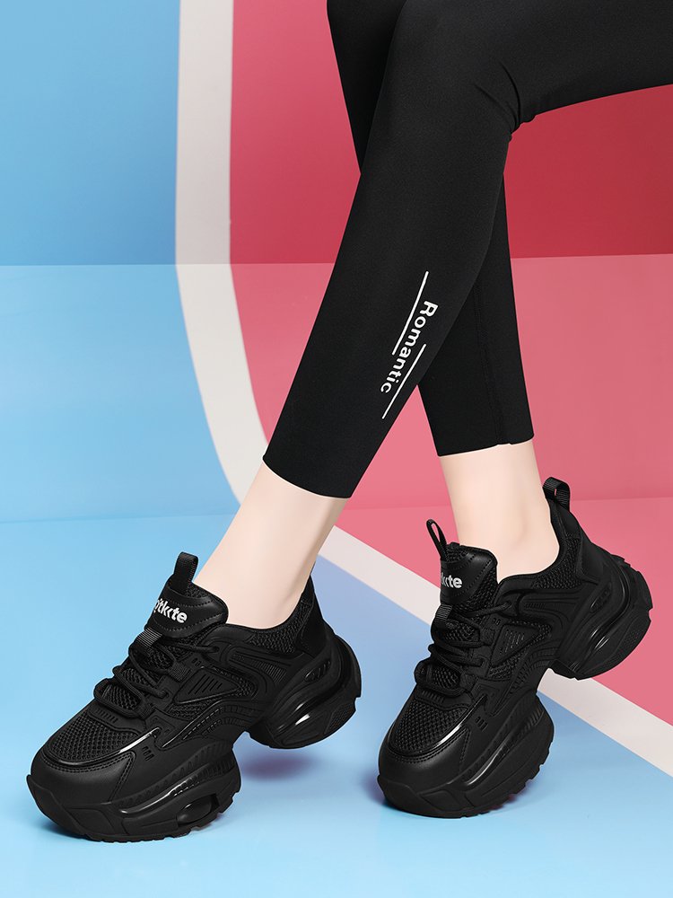 The black old man's shoe girl's 2024 new spring and autumn summers travel with a small, thick bottom-of-the-breath recreational movement