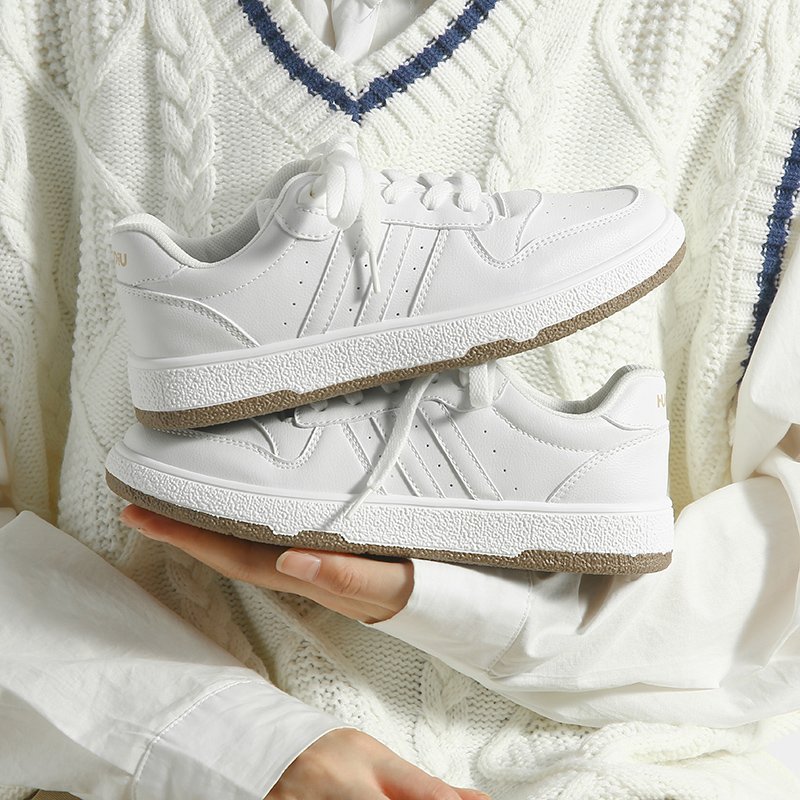 The little white shoe girl from the Globe in the spring and autumn of 2024, with all the new money, put on the little sports shoes for the children
