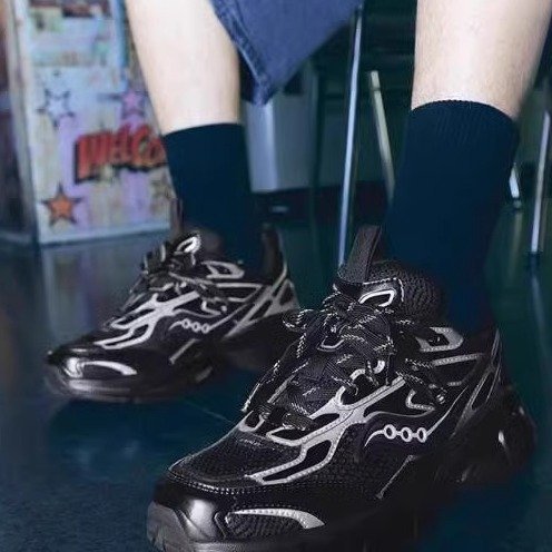 Saucony Soconi, Knight 2K Cavalry, old man and woman, raised their stun shoes outside their shoes